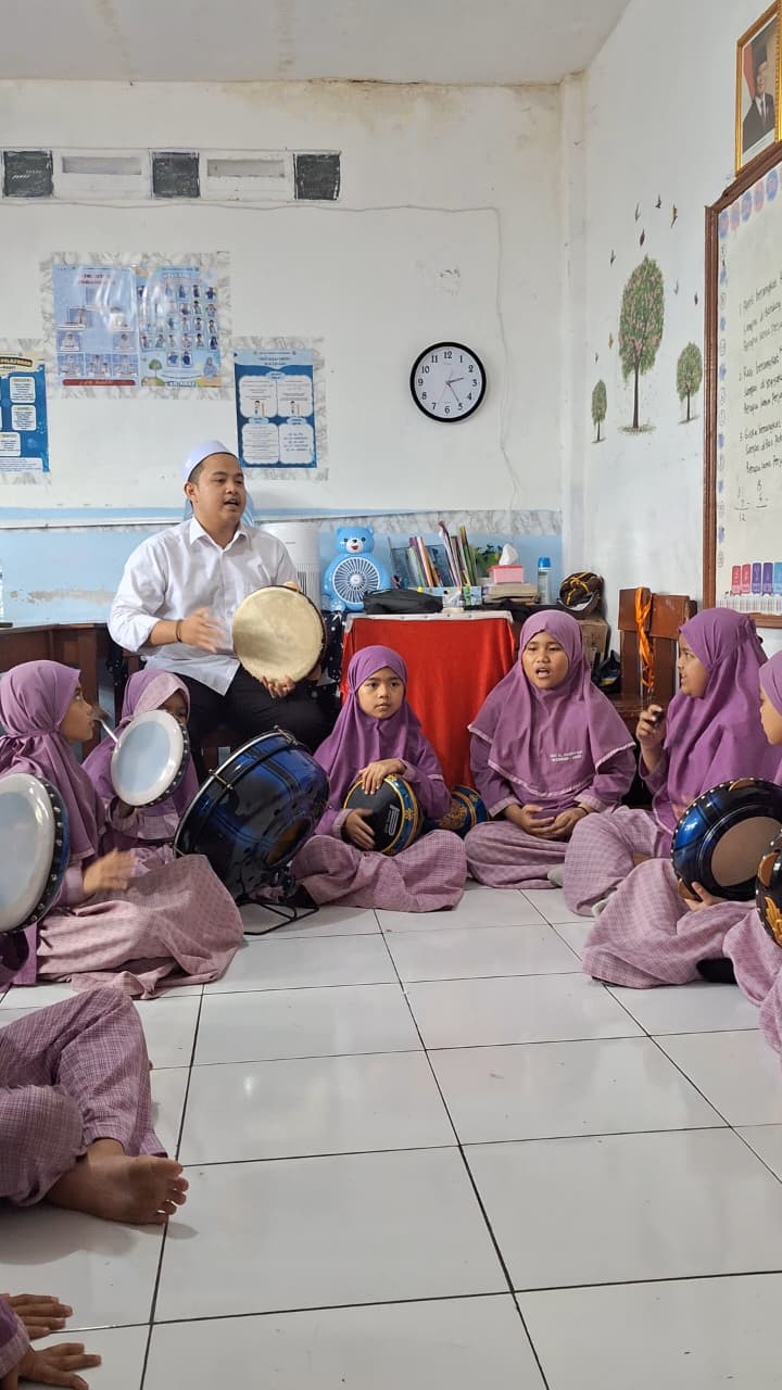 GENERASI BERPRESTASI : MENGUPAS EKSTRAKULIKULER HADROH